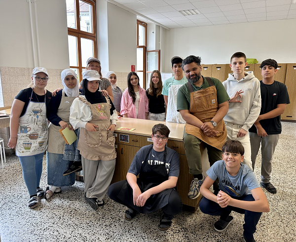 Schüler:innen beim Kochworkshop mit Profi-Koch Adi Raimann